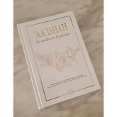 Wit boek met gouden bloemendecoratie over profeet Mohammed en Aisha de moeder van de gelovigen
